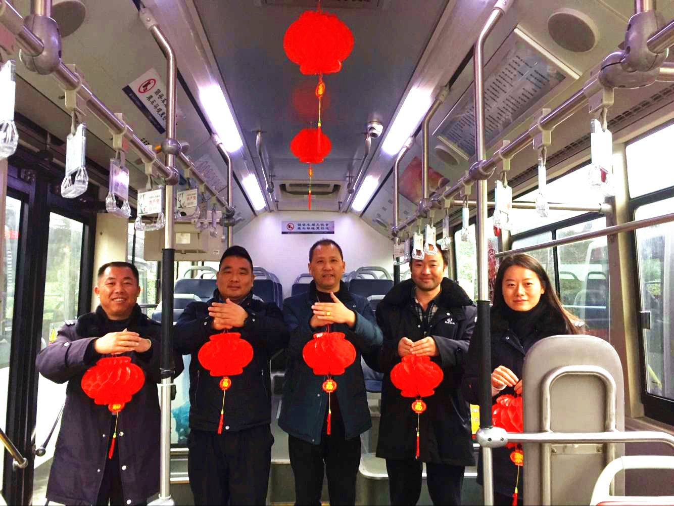 公交8路、25路给市民添年味.jpg