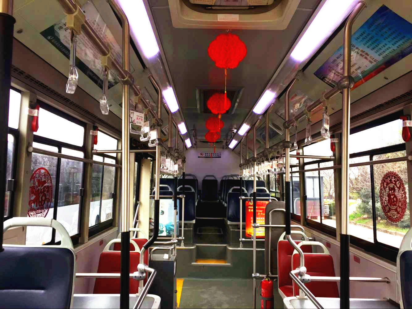 公交8路、25路给市民添年味4.jpg