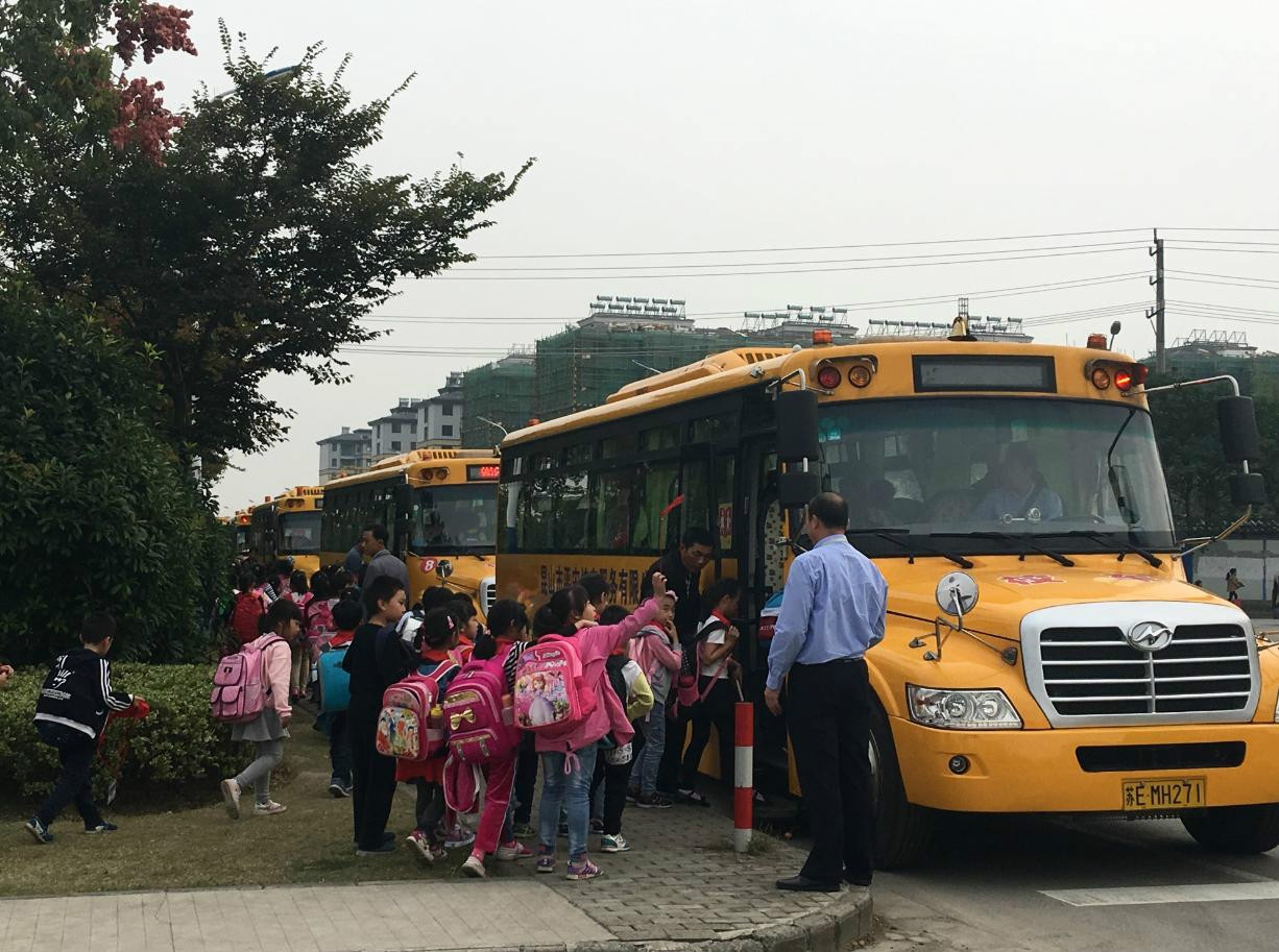 锦溪中心小学辟校车专用区域.JPG