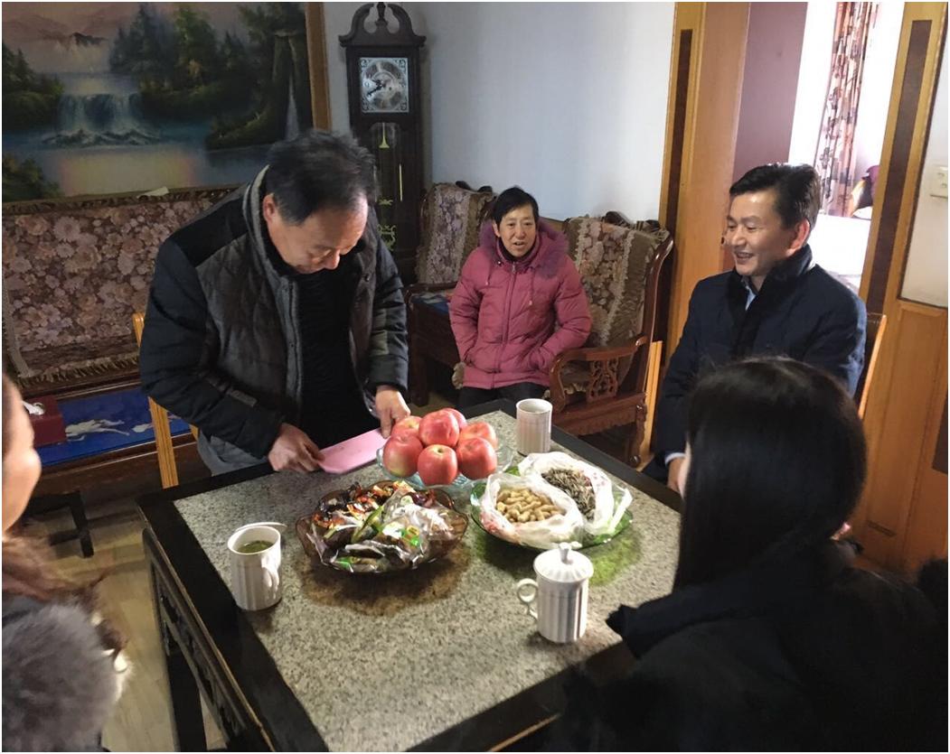 沈建忠董事长慰问困难党员.JPG