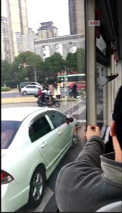 16路公交司机勇救火.jpg