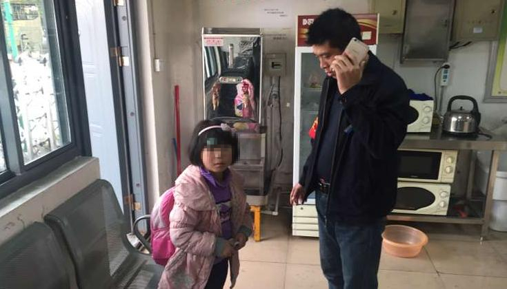公交司机季仁扣送迷路小乘客回家.JPG 公交司机季仁扣送迷路小乘客回家.JPG