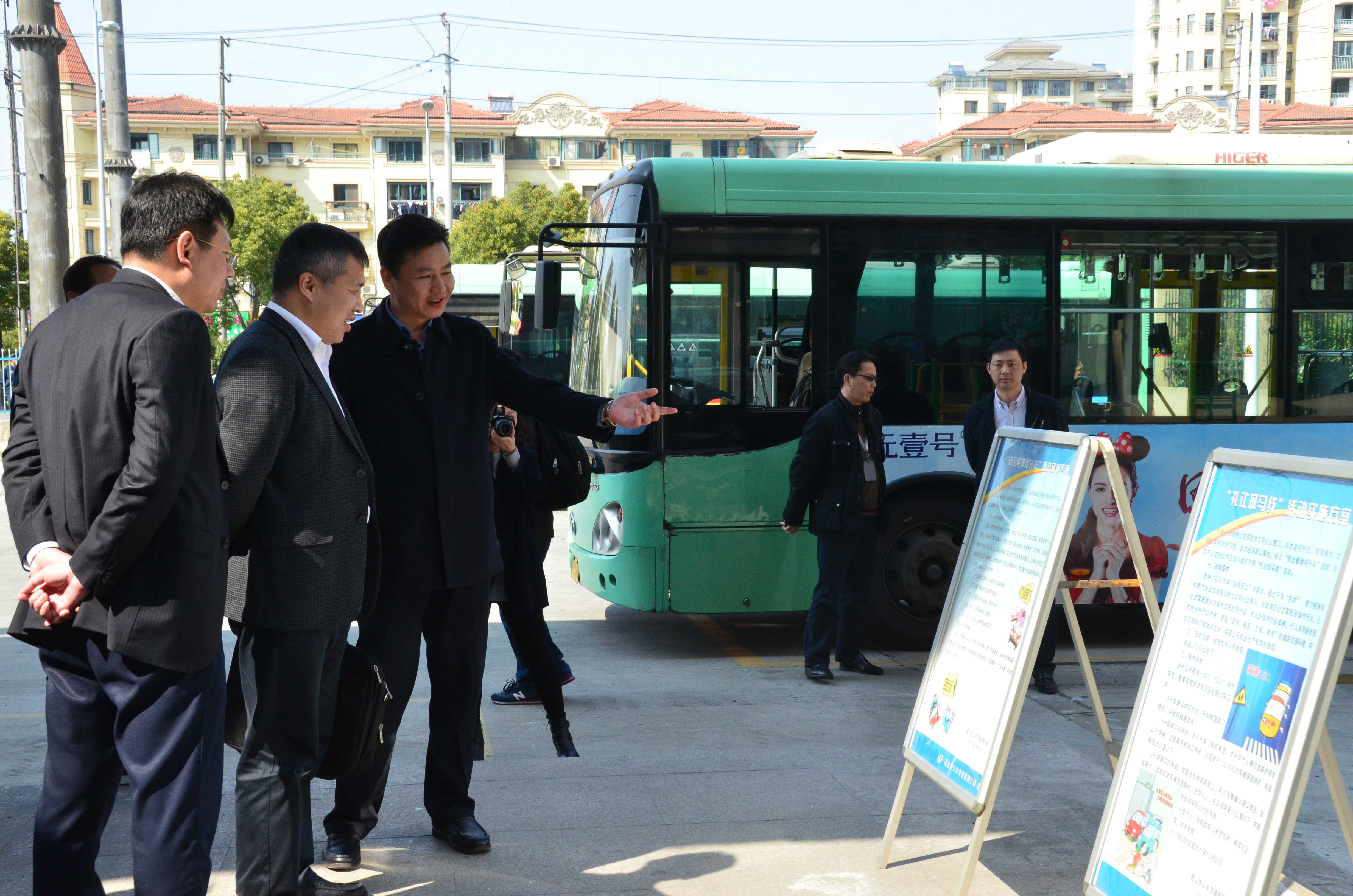 国资委领导莅临公交太湖路首末站检查指导.jpg