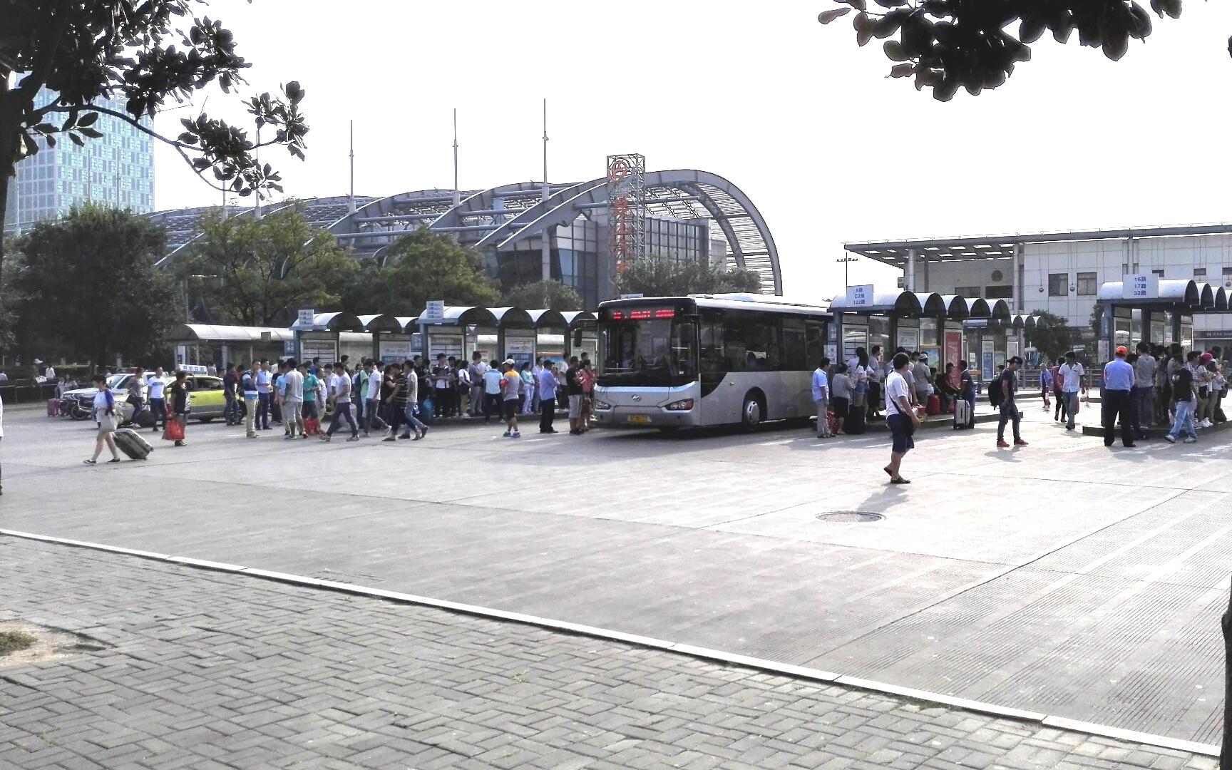 公交五一小长假运送乘客约170万人次.JPG 公交五一小长假运送乘客约170万人次.JPG