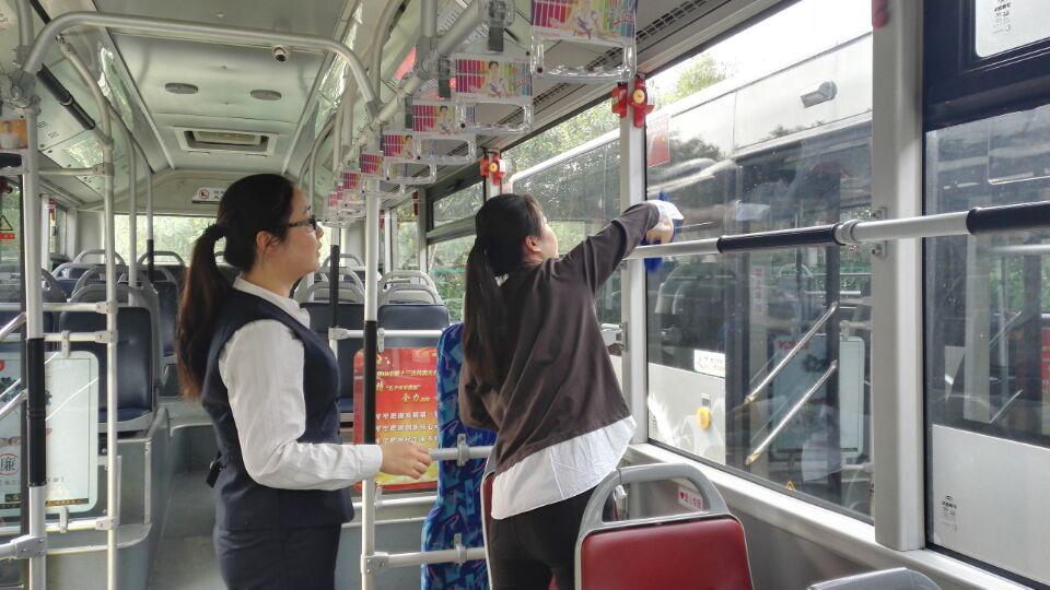 8路服务员学习车厢内服务.JPG 8路服务员学习车厢内服务.JPG
