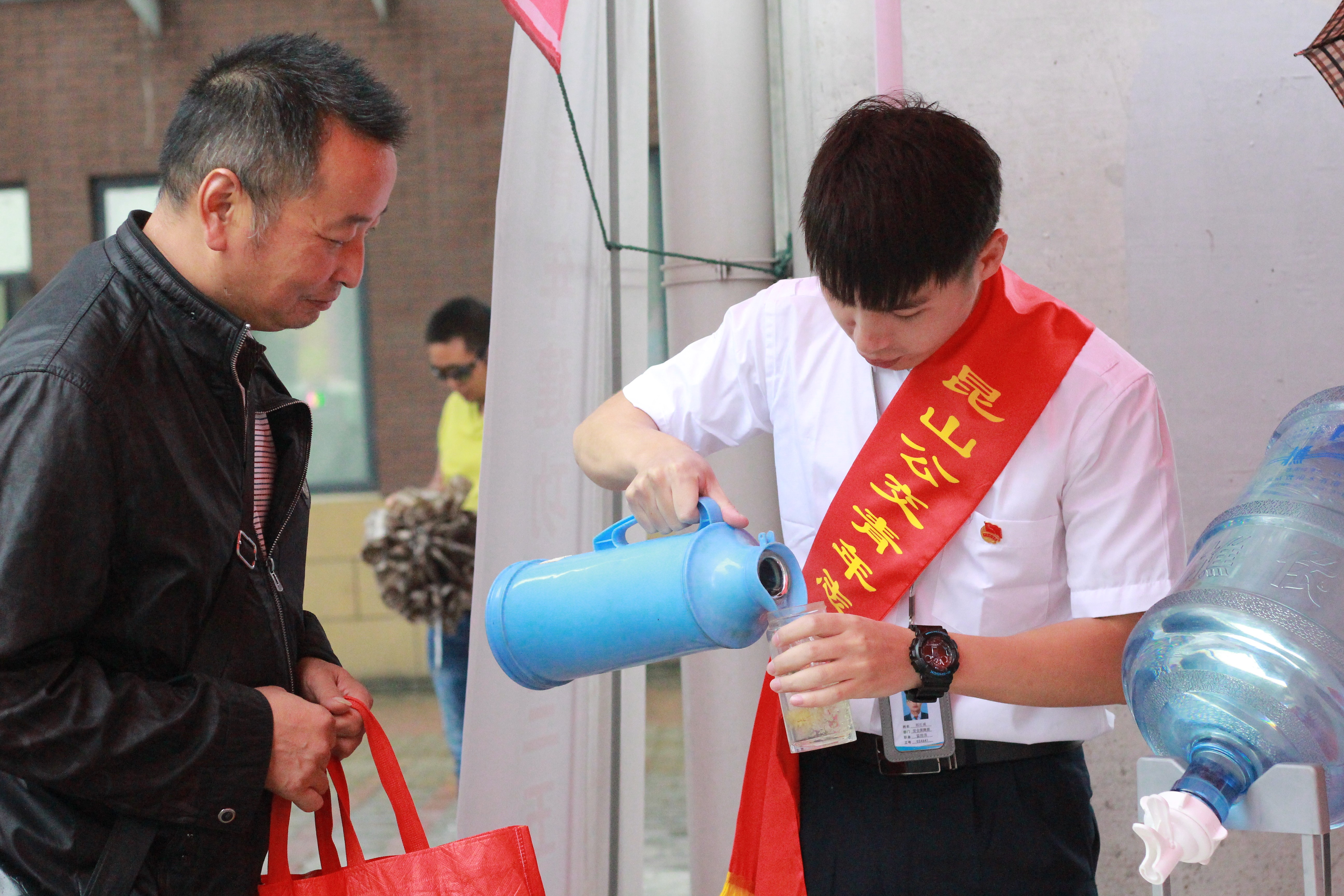 风雨无阻    绿色先行.JPG