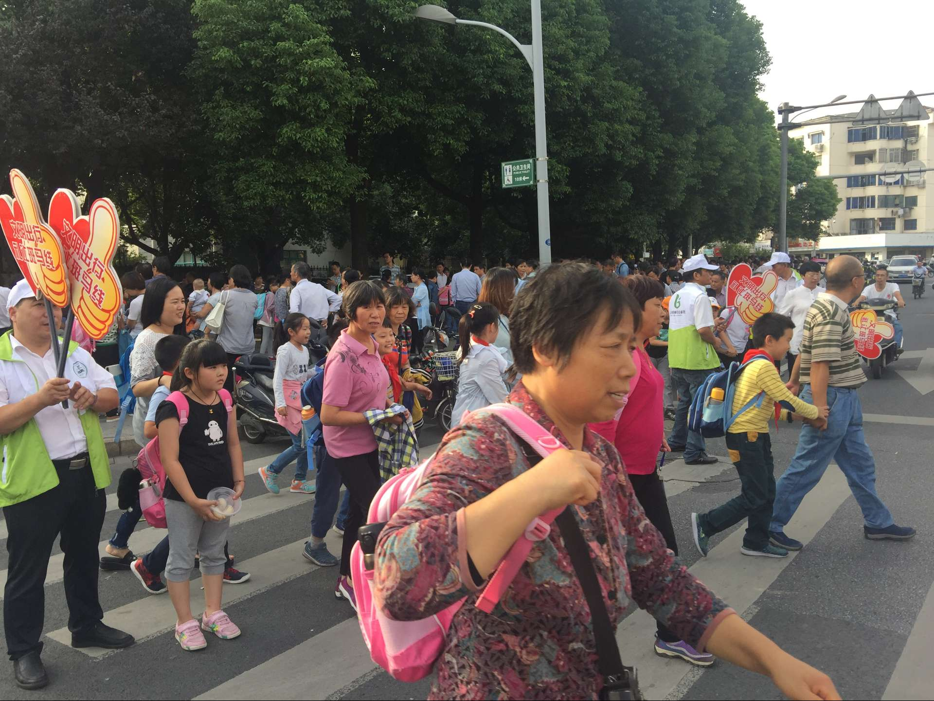 阳光车队礼让斑马线.png 阳光车队礼让斑马线.png