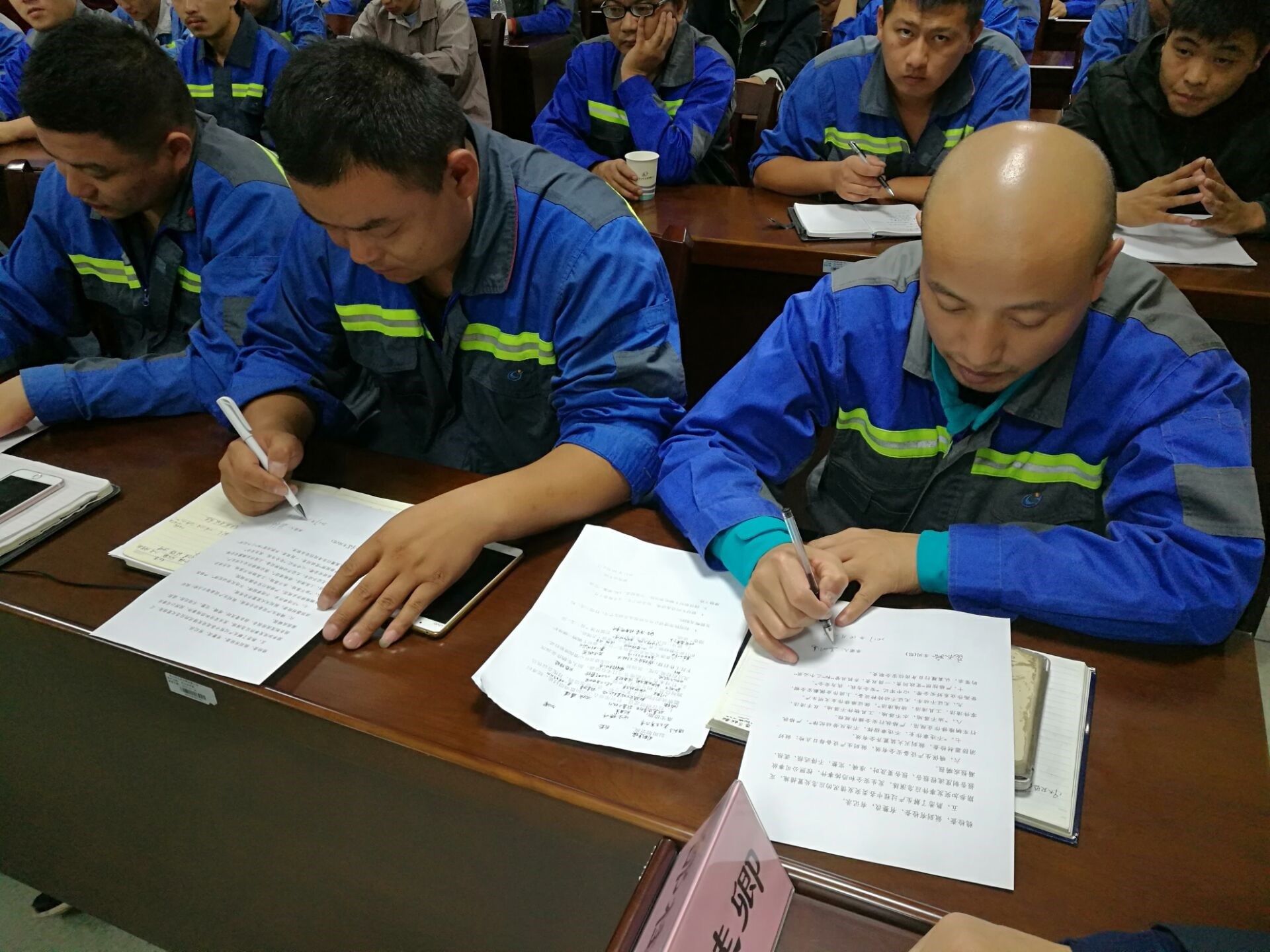 修理签订十九大安全和反恐维稳承诺书1.jpg 修理签订十九大安全和反恐维稳承诺书1.jpg