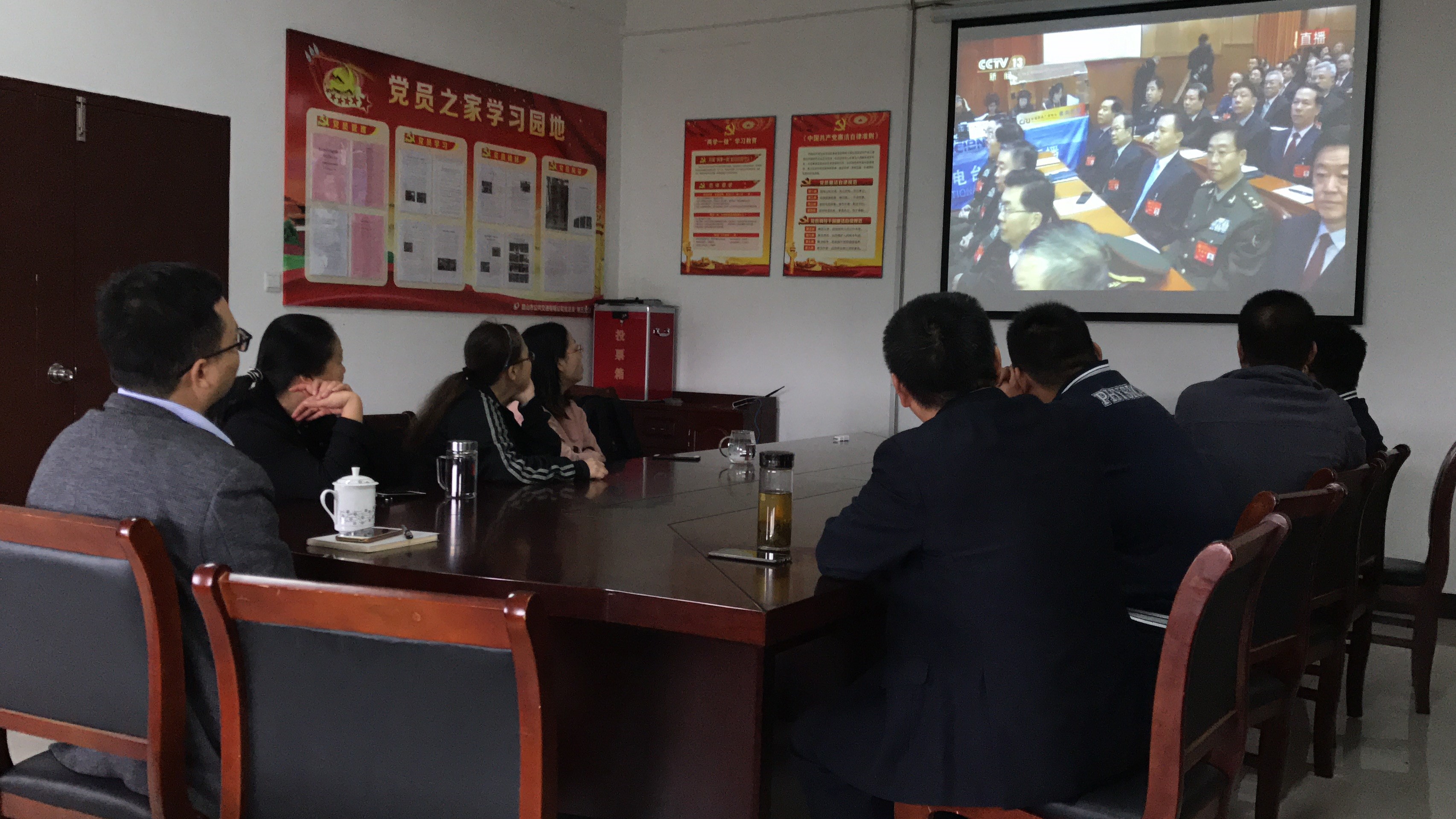 公交五支部组织收看十九大开幕会.jpg 公交五支部组织收看十九大开幕会.jpg