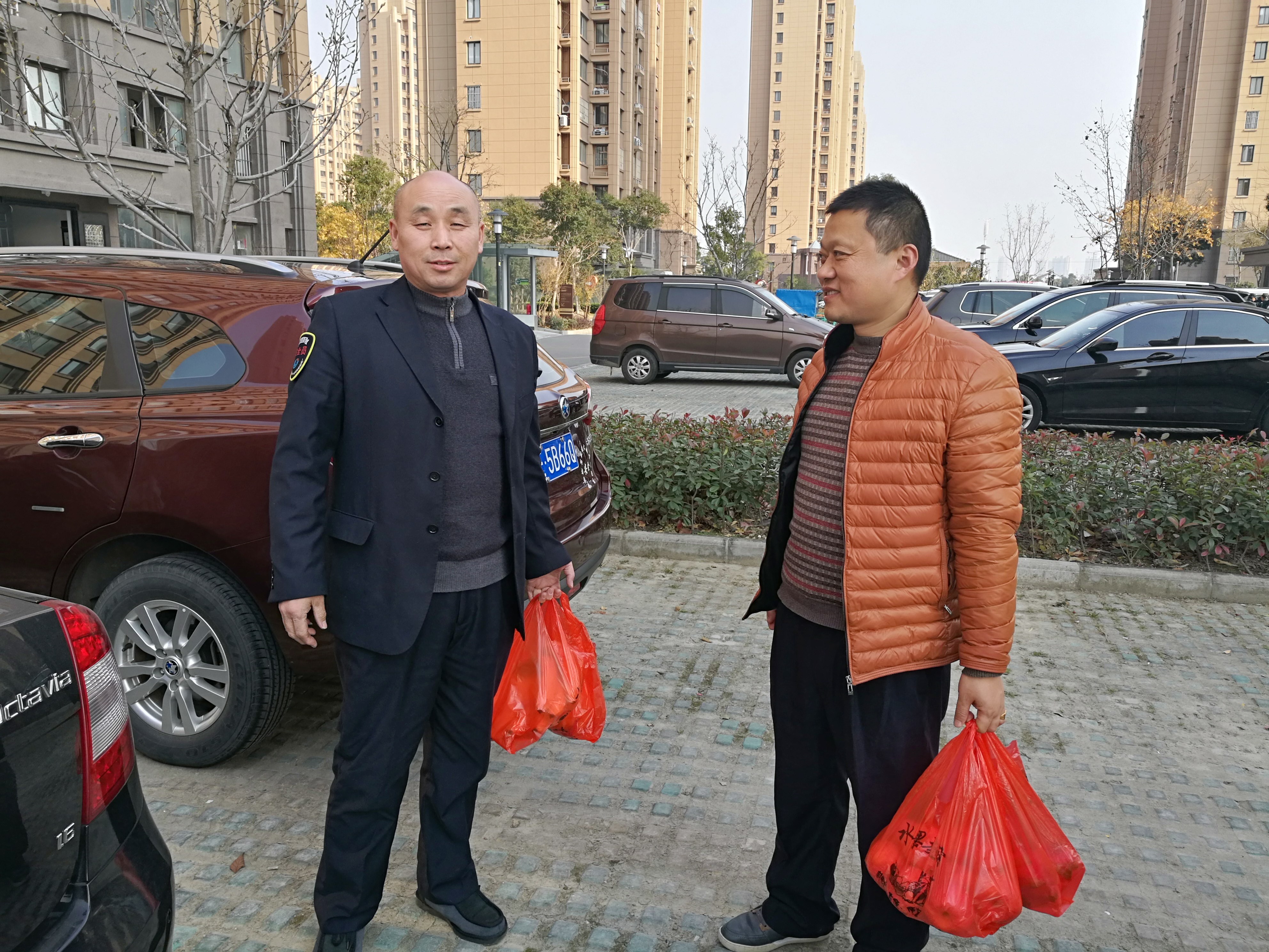 困难家庭齐关心 班组成帮帮帮1.jpg 困难家庭齐关心 班组成帮帮帮1.jpg