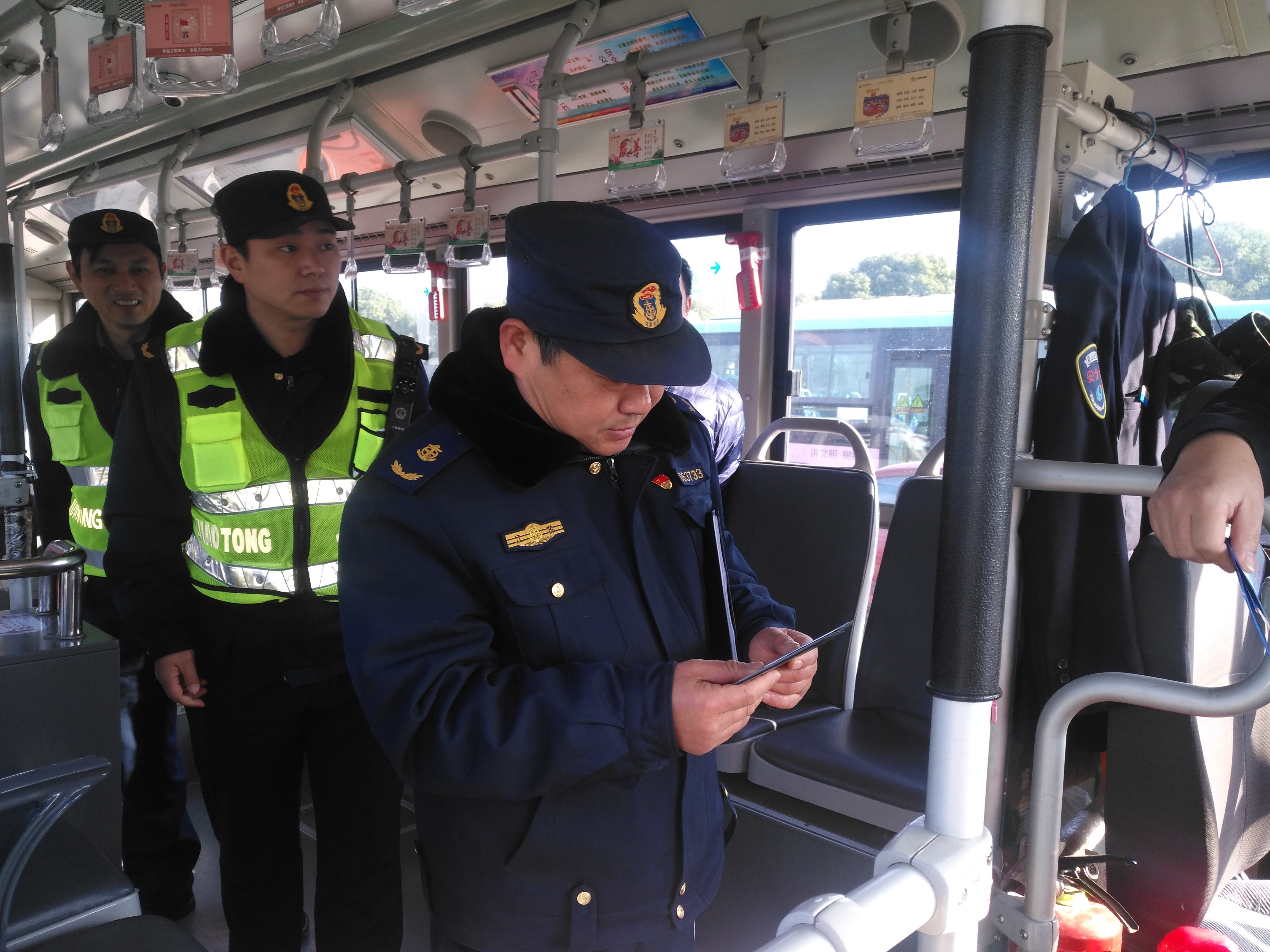 开发区交管所检查组到公交检查指导.jpg 开发区交管所检查组到公交检查指导.jpg