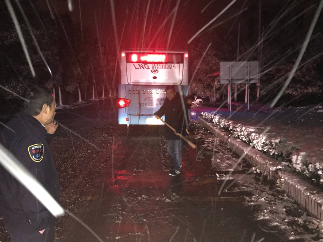 斜塘首末站除雪.jpg 斜塘首末站除雪.jpg