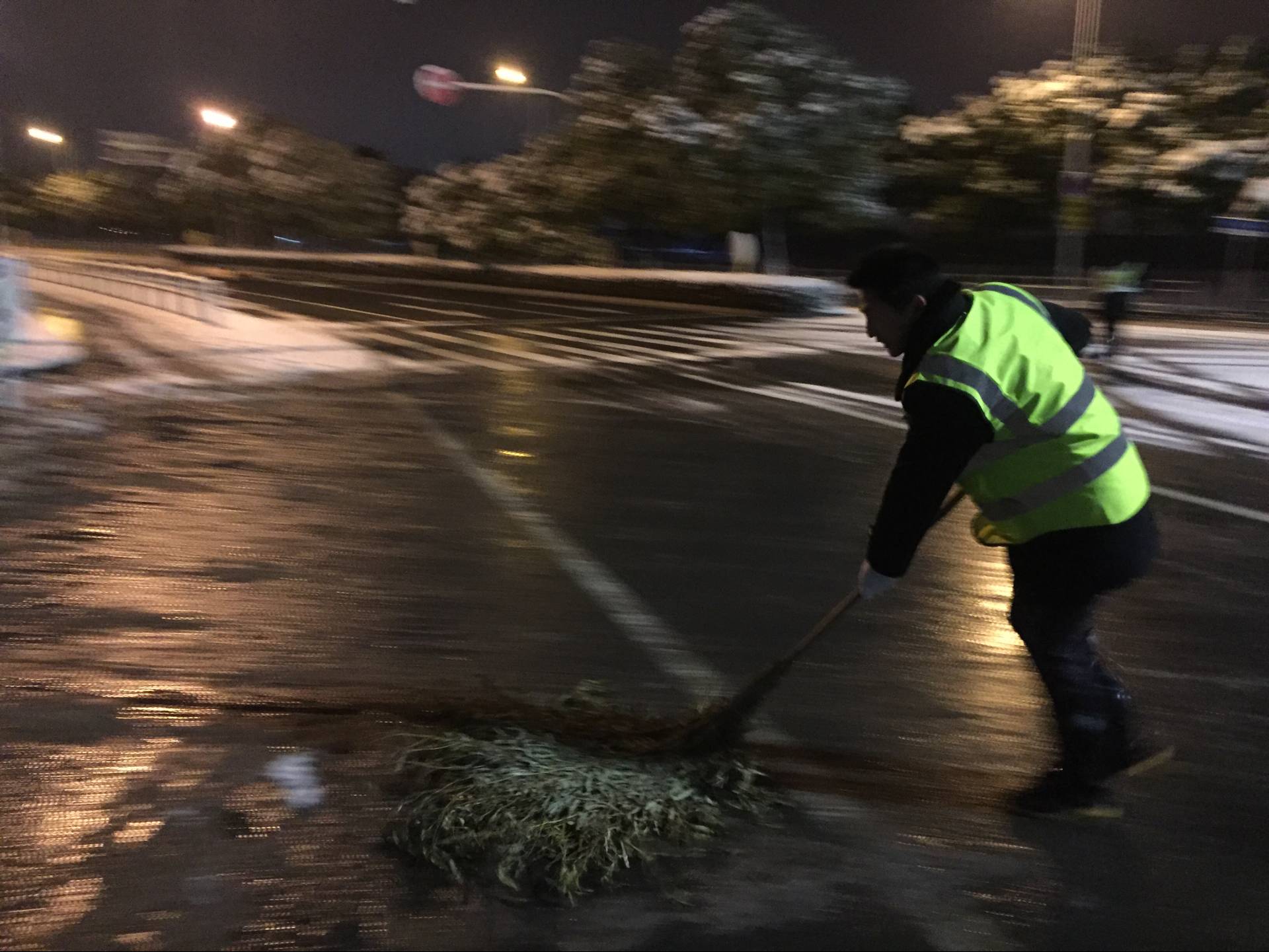 新客站铲雪6.jpg 新客站铲雪6.jpg