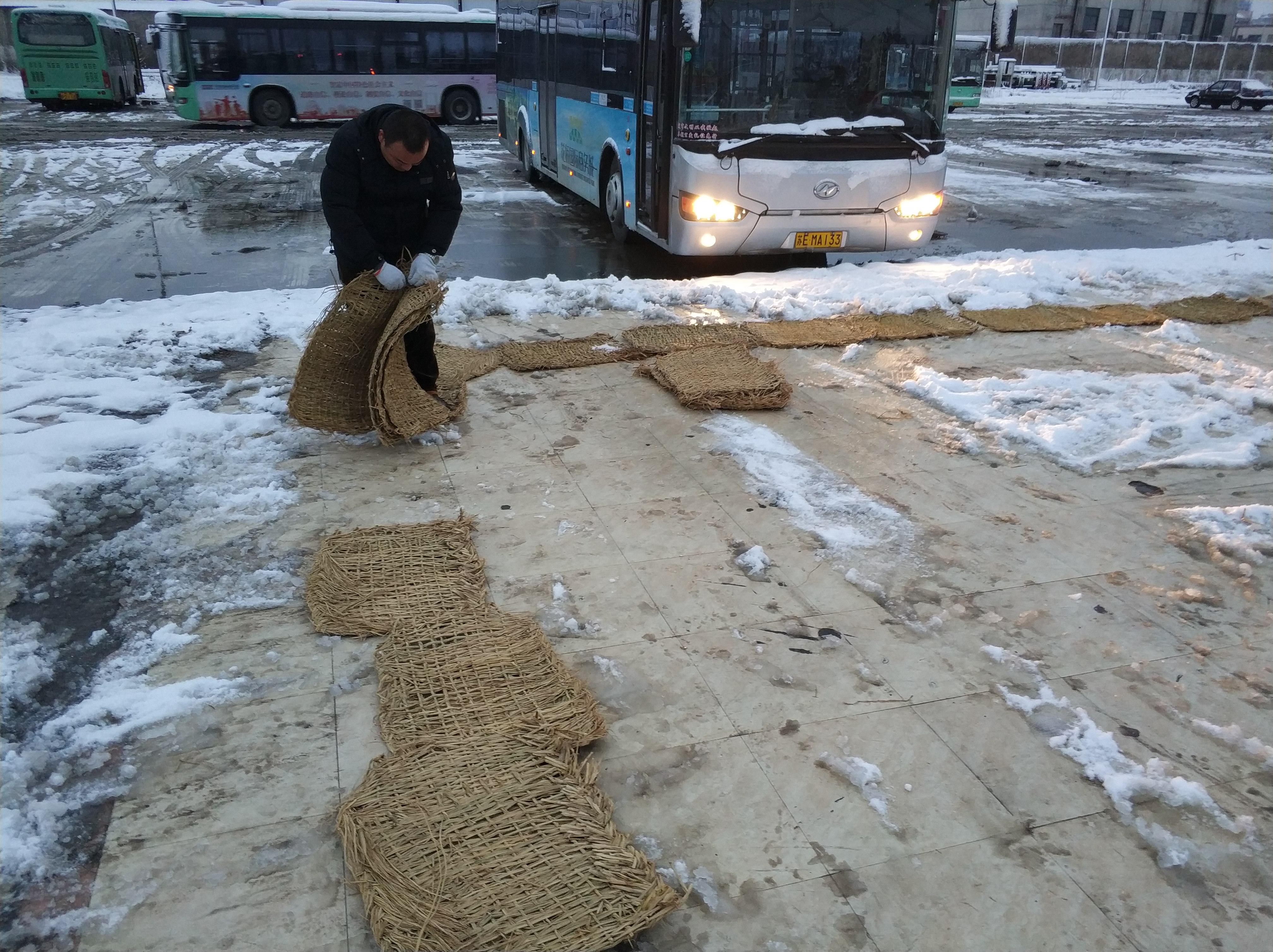 花桥停车场除雪2.jpg 花桥停车场除雪2.jpg