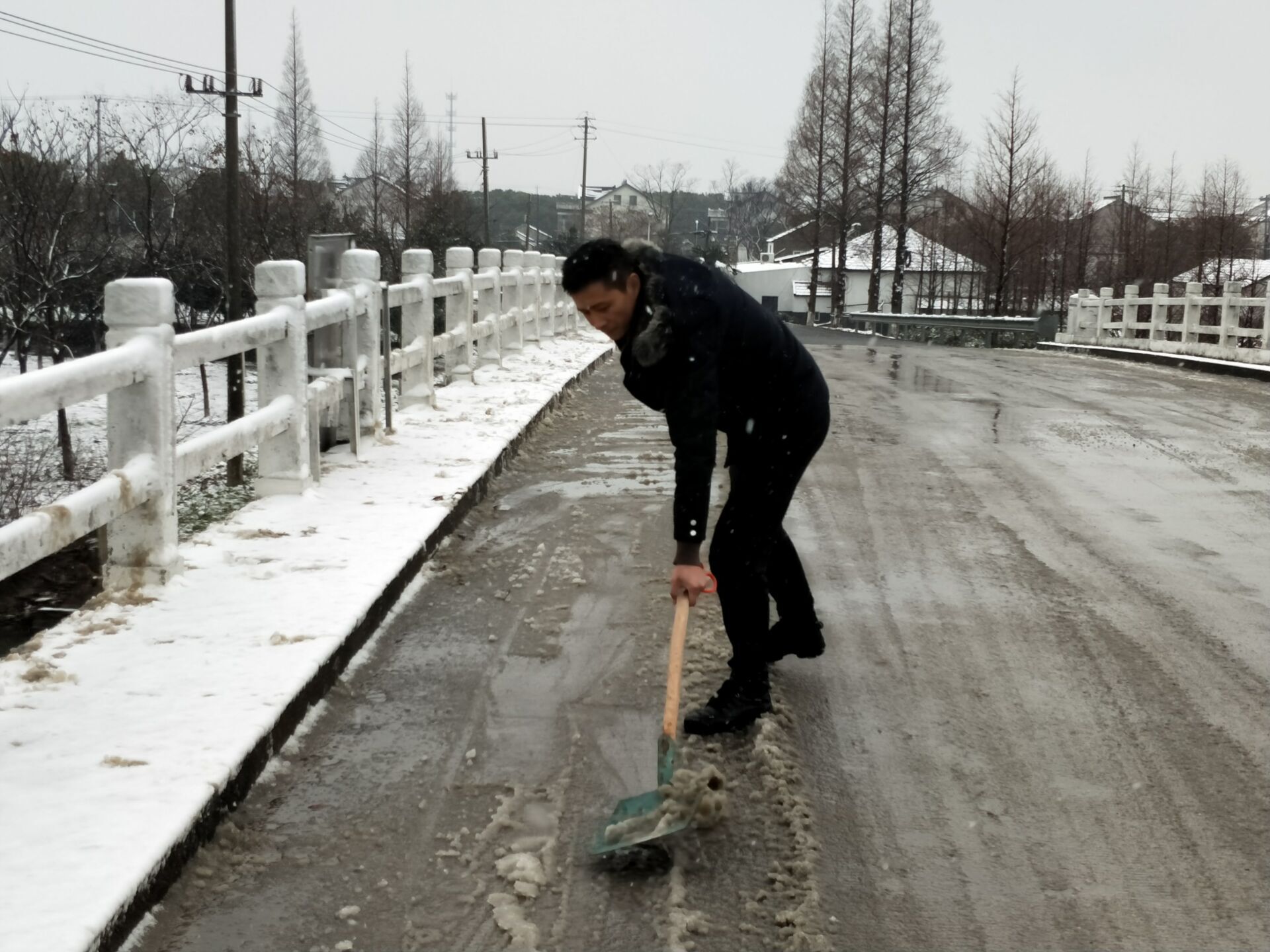 铲雪.jpg 铲雪.jpg
