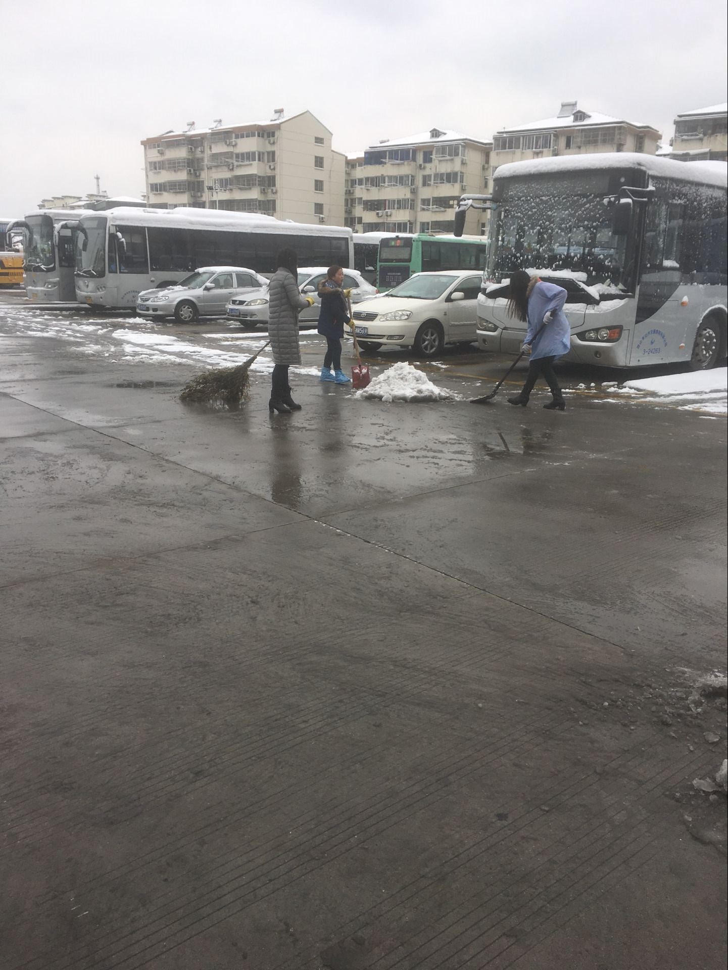 西需浦场地清理积雪.jpg 西需浦场地清理积雪.jpg