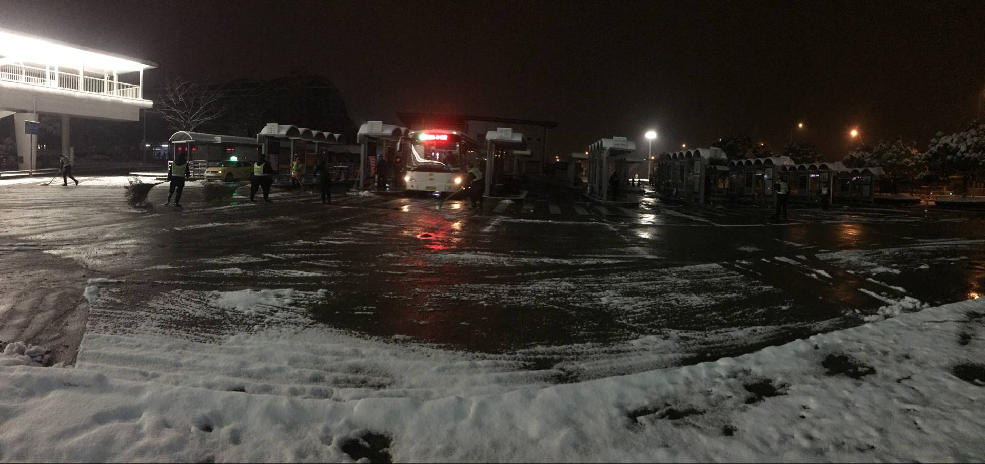 新客站铲雪10.jpg 新客站铲雪10.jpg