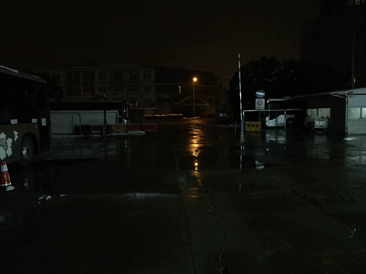 昆太路停车场无积雪结冰正常运营.jpg 昆太路停车场无积雪结冰正常运营.jpg