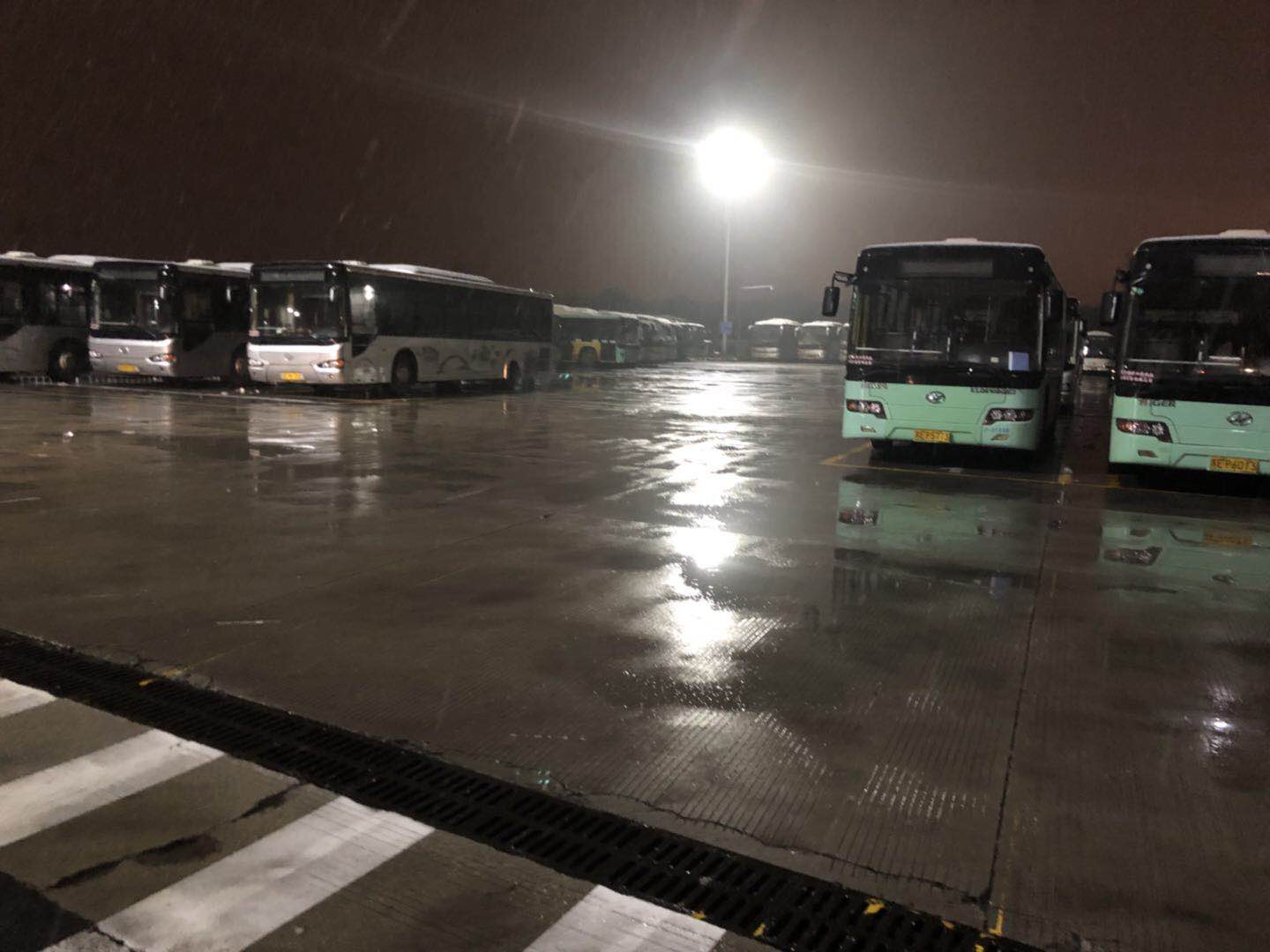 崂山路停车场无冰雪1.jpg 崂山路停车场无冰雪1.jpg