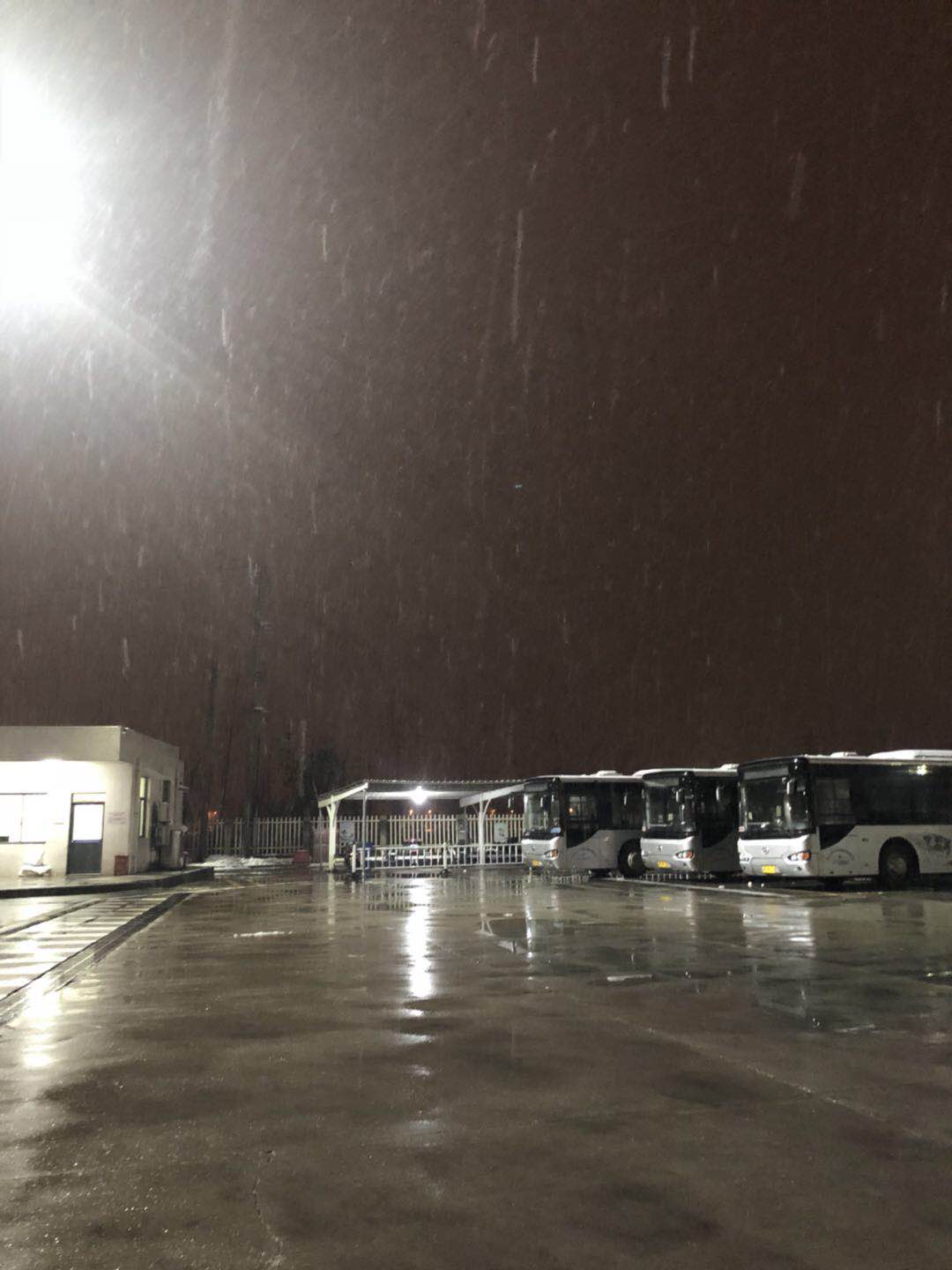 崂山路停车场无冰雪.jpg 崂山路停车场无冰雪.jpg