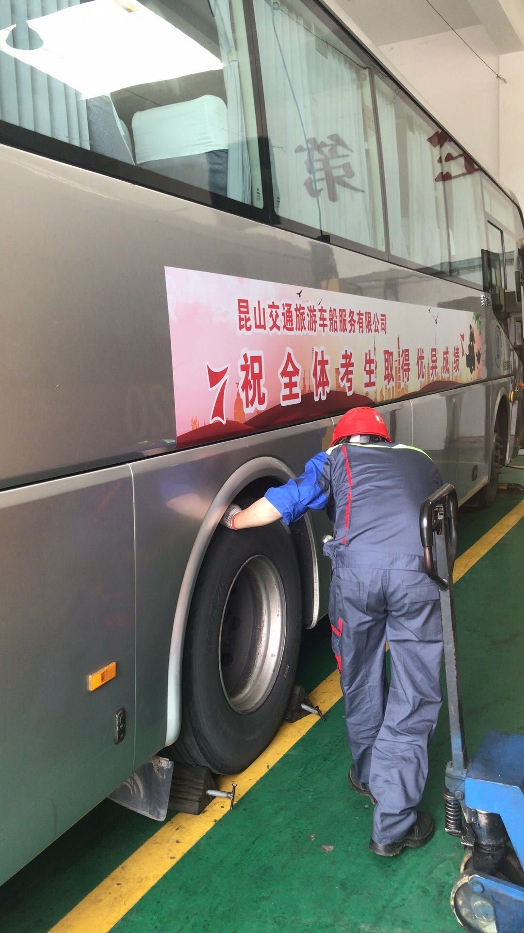 高考车辆检修.jpg 高考车辆检修.jpg