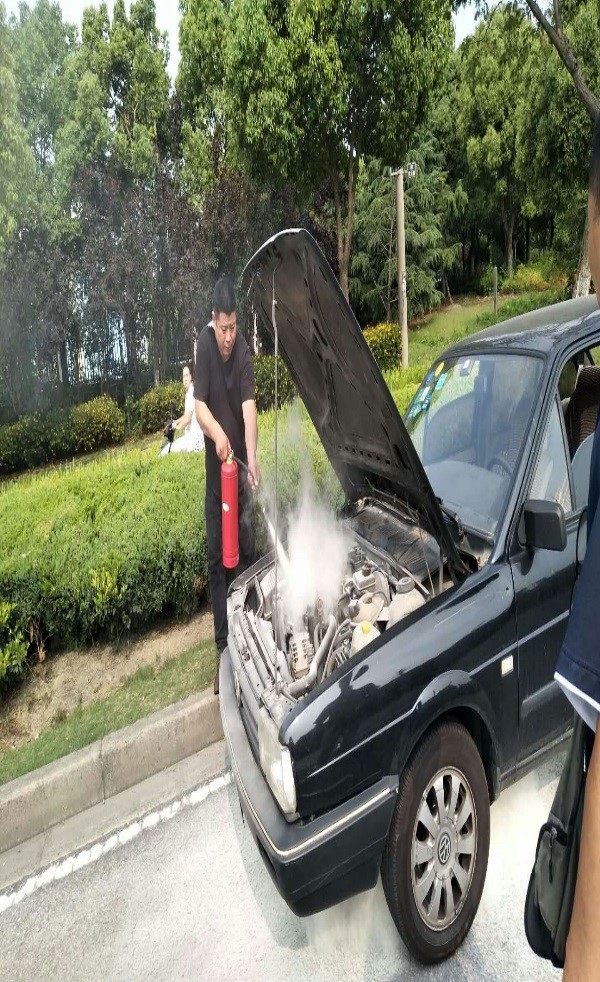 205路驾驶员汤传保救火1.jpg 205路驾驶员汤传保救火1.jpg