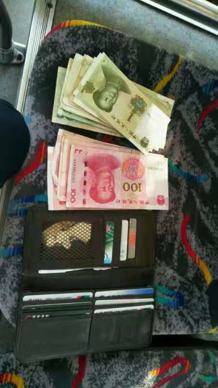 16路驾驶员顾品春拾金不昧2.jpg
