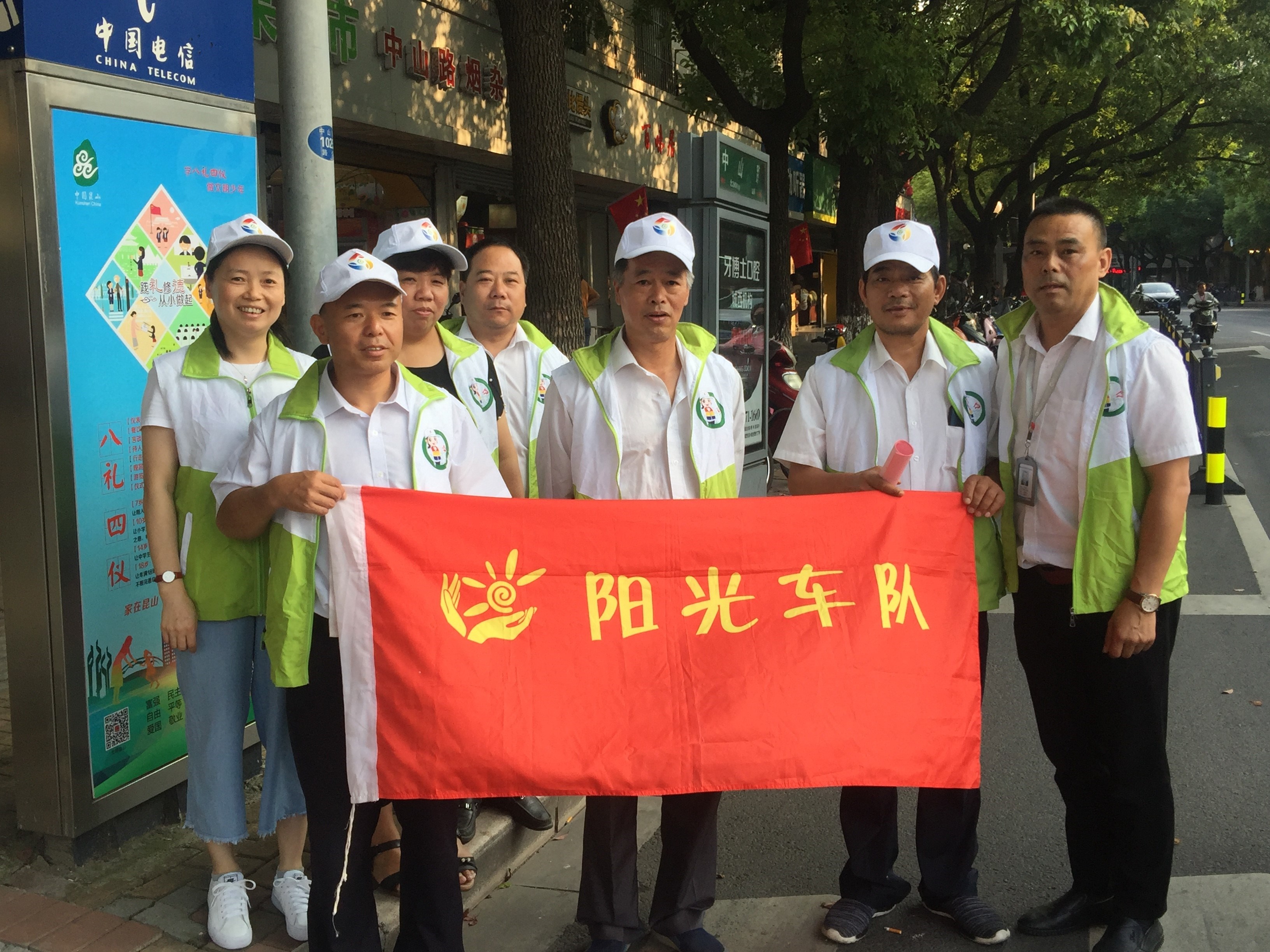 出租礼让斑马线志愿活动.jpg 出租礼让斑马线志愿活动.jpg