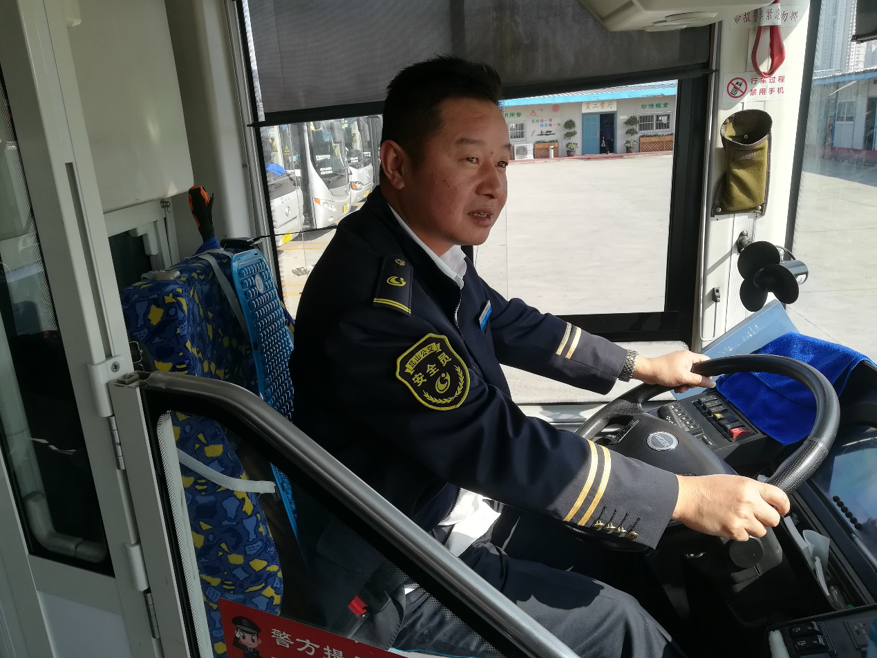 16路驾驶员孙志平拾金不昧.png 16路驾驶员孙志平拾金不昧.png