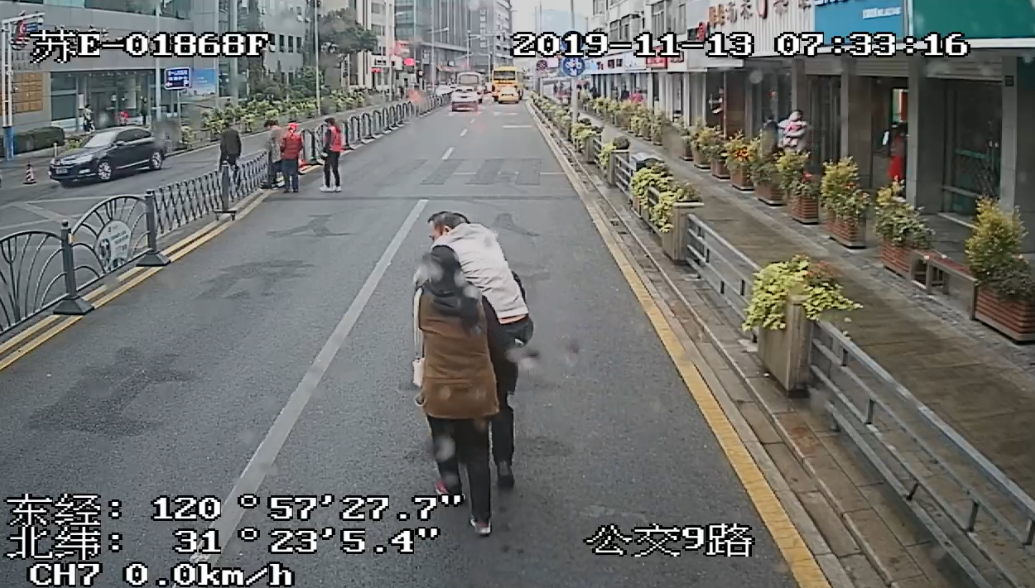杨振东背人.png 杨振东背人.png