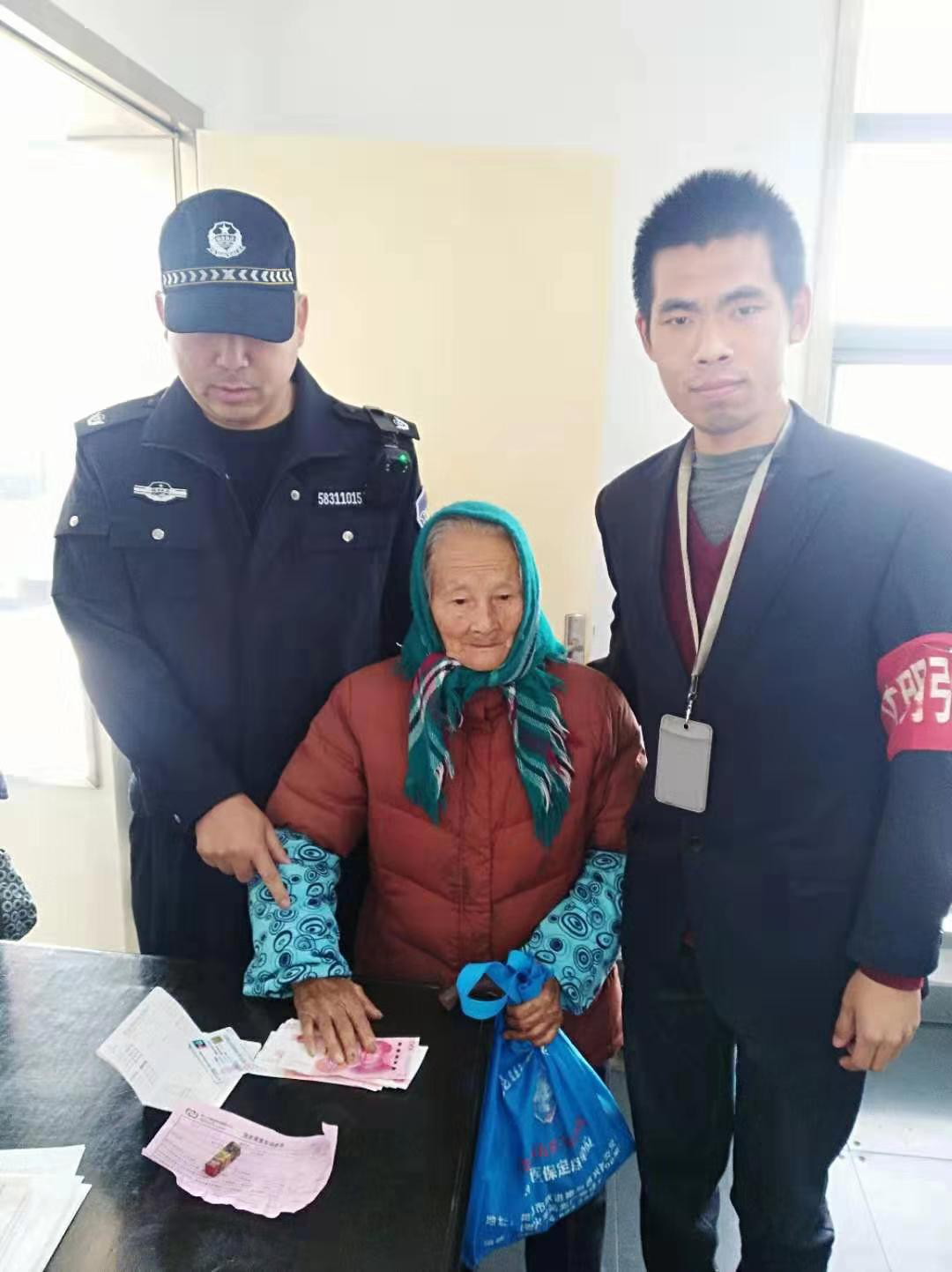 锦溪客运站场站管理员王思拾金不昧2.png 锦溪客运站场站管理员王思拾金不昧2.png