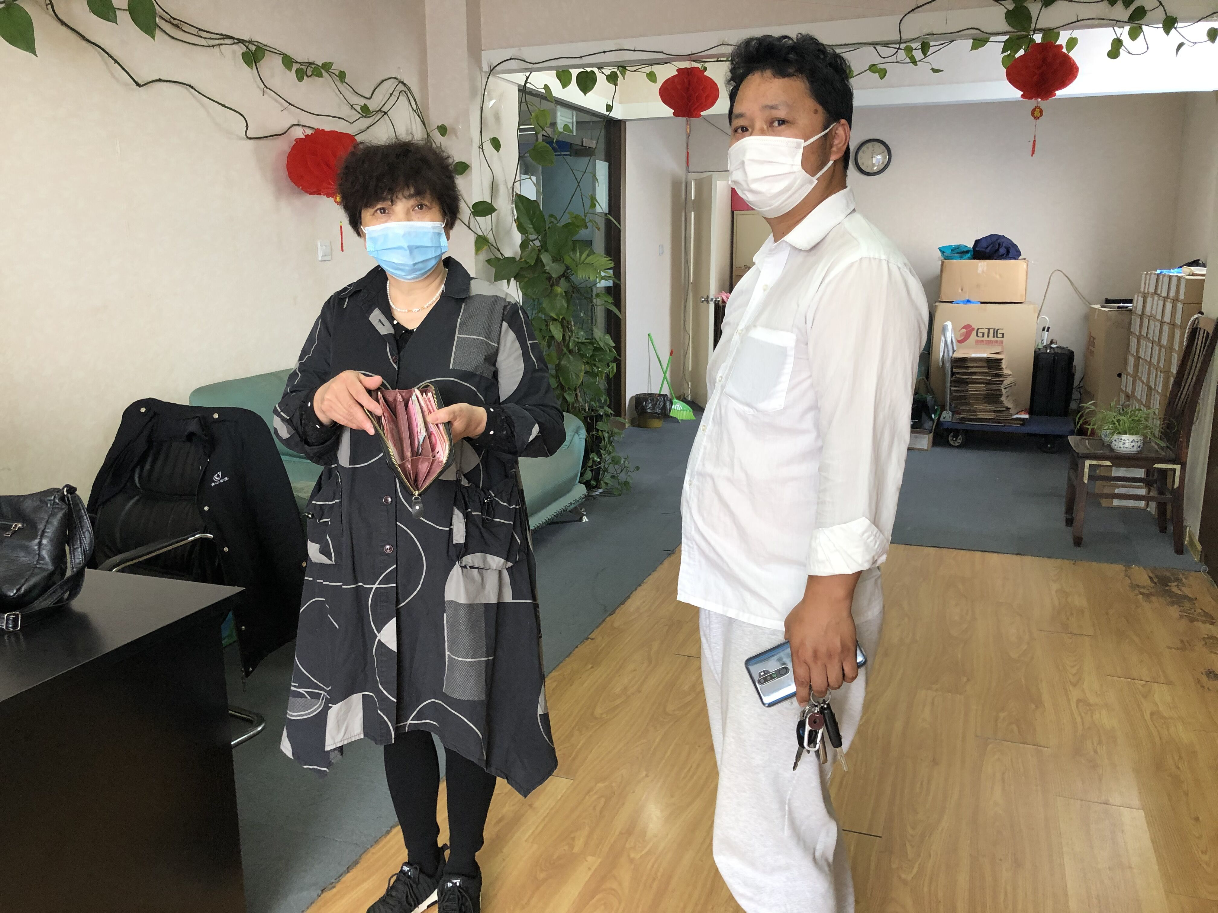 05.09出租车驾驶员何修雷捡到千元现金归还失主.png 05.09出租车驾驶员何修雷捡到千元现金归还失主.png
