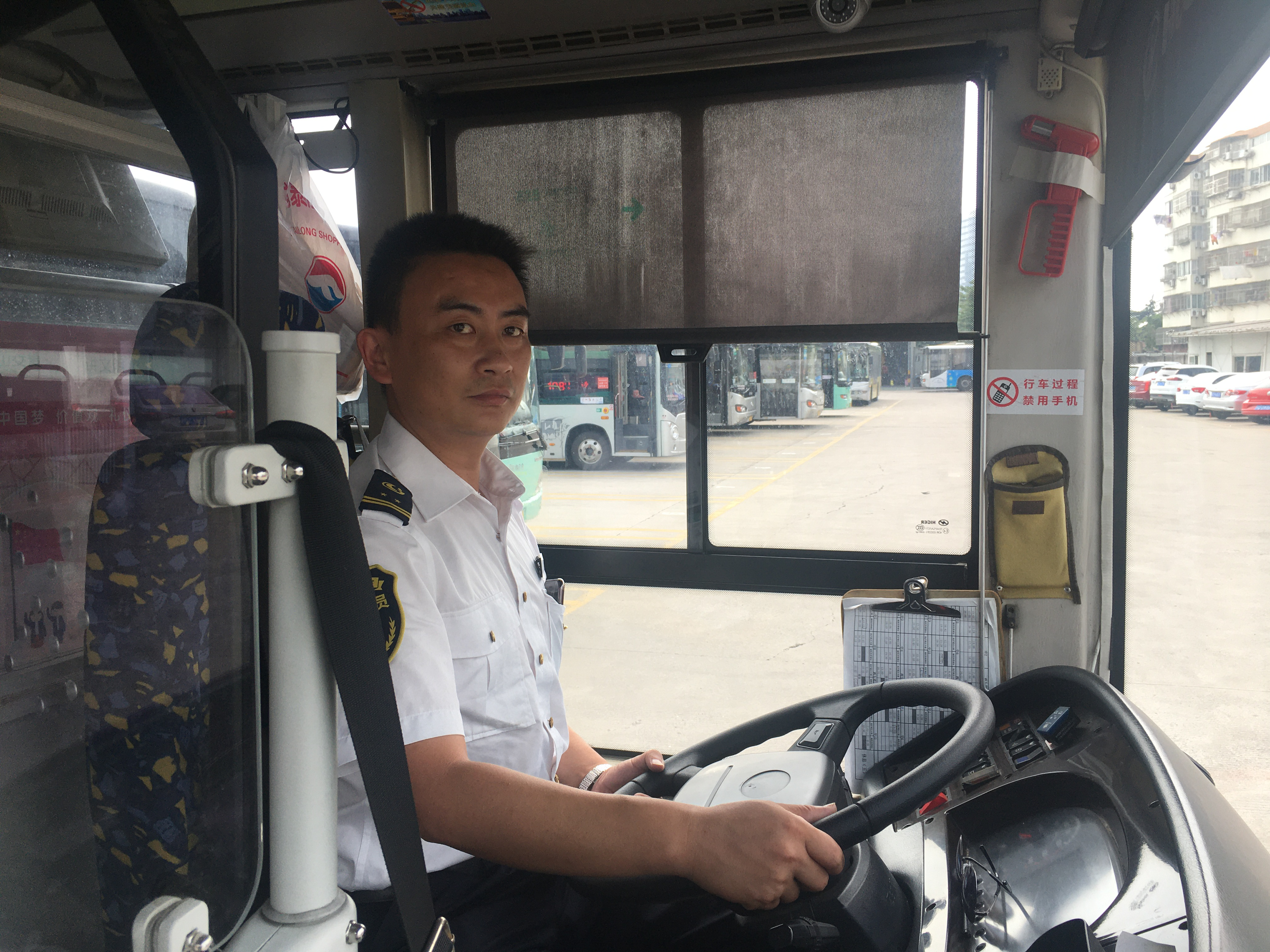 128路驾驶员余建新工作照.png 128路驾驶员余建新工作照.png