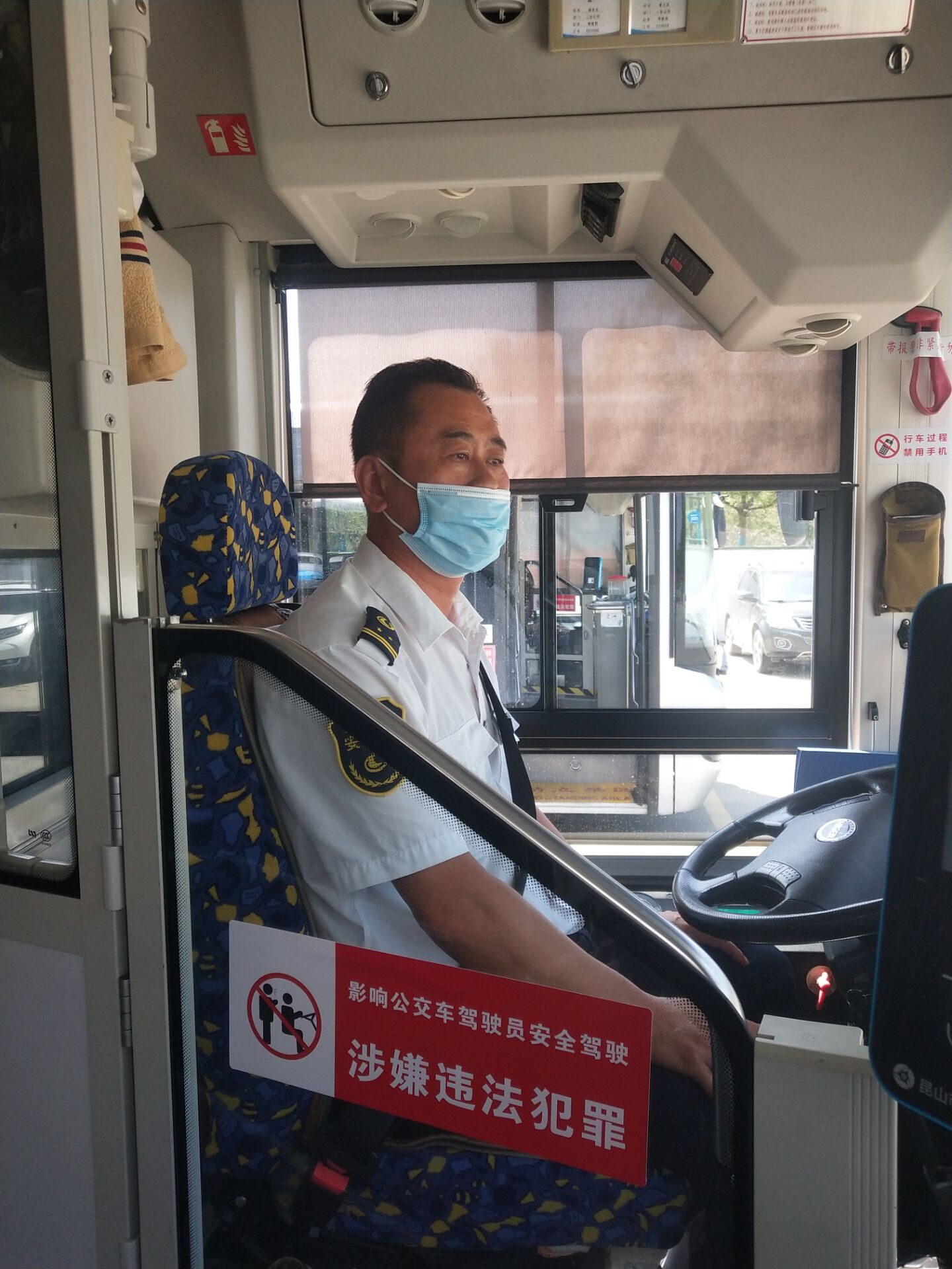 外国乘客对公交驾驶员竖起大拇指-驾驶员.jpg