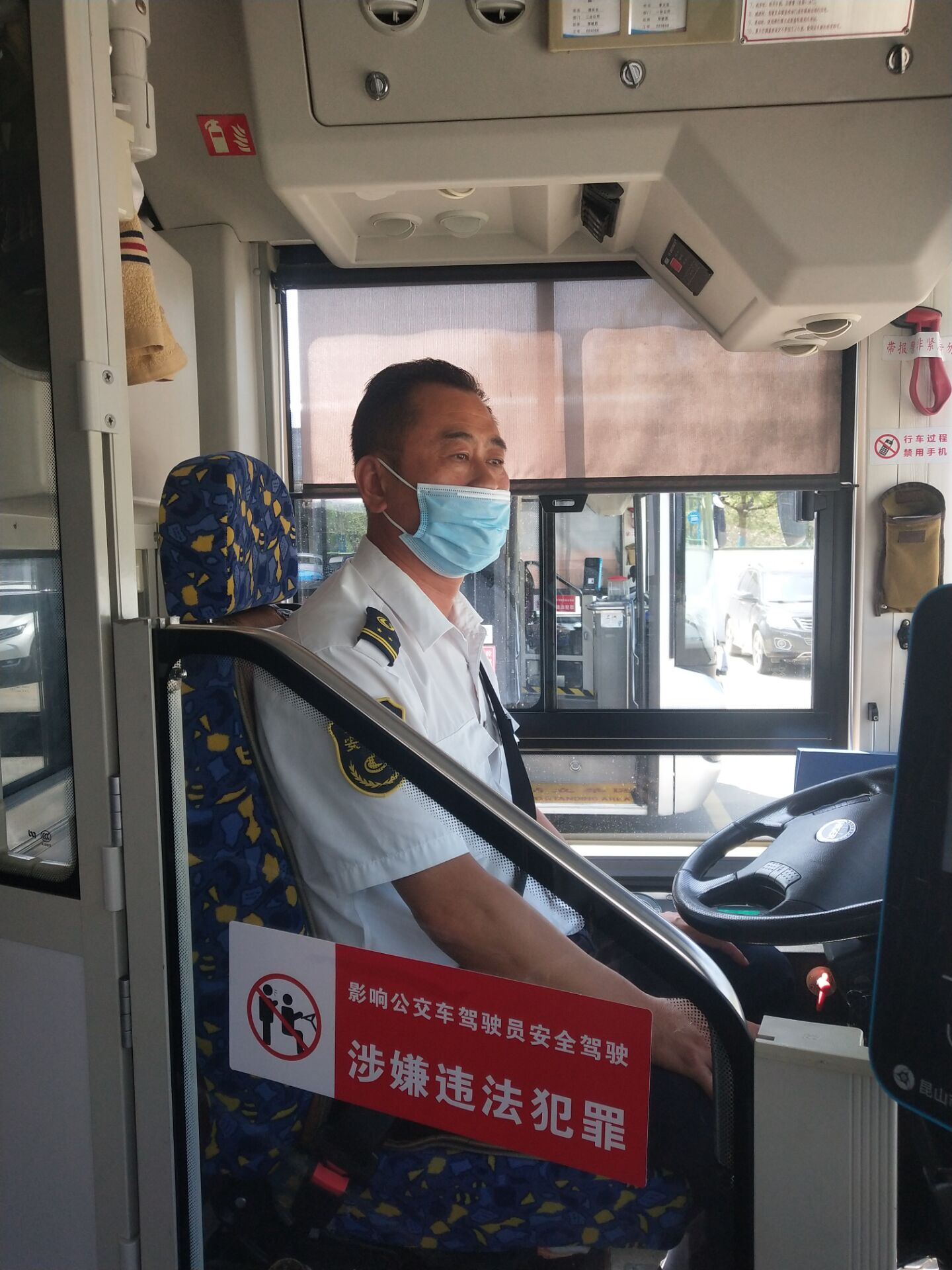 外国乘客对公交驾驶员竖起大拇指-驾驶员.jpg 外国乘客对公交驾驶员竖起大拇指-驾驶员.jpg