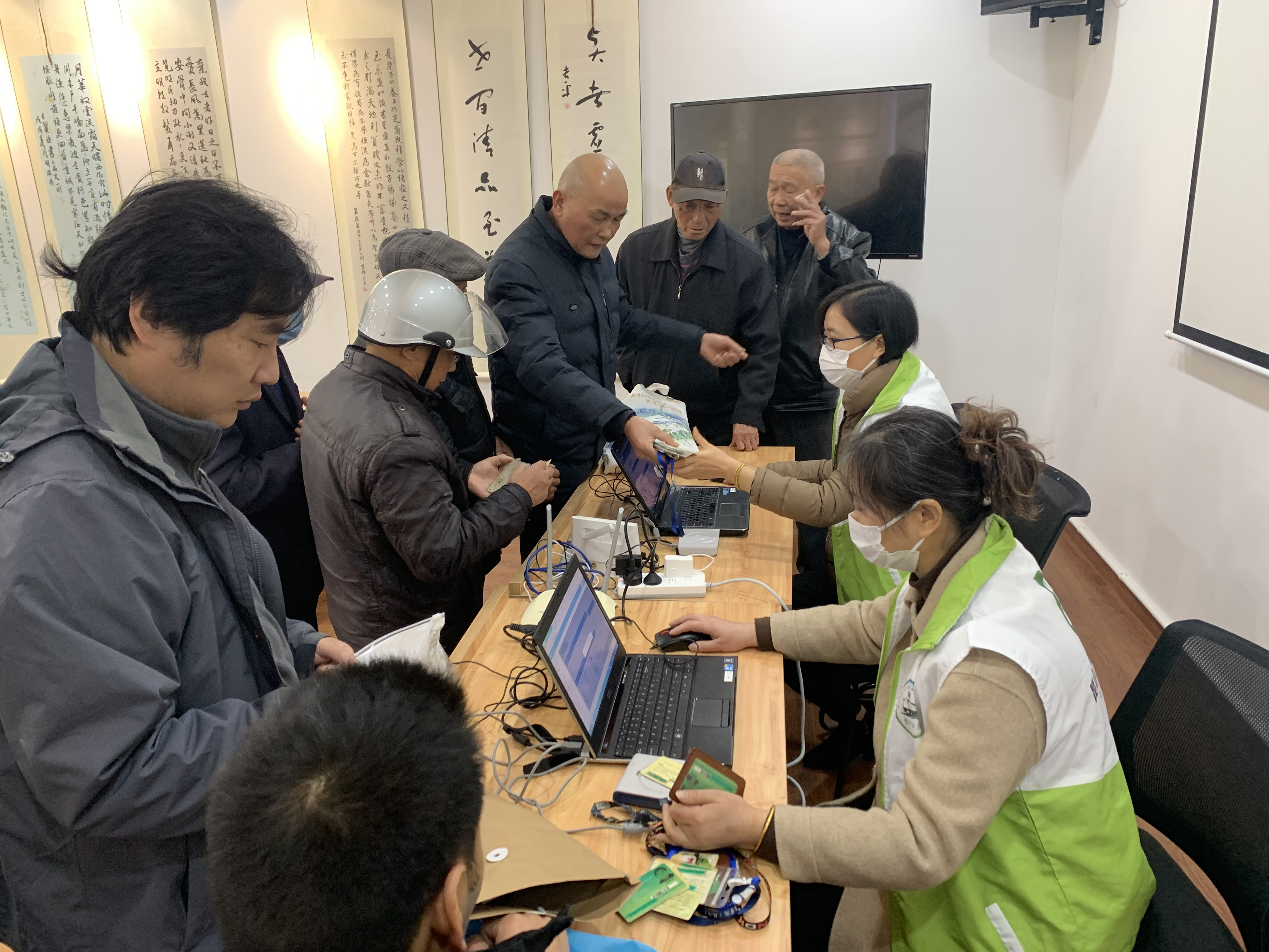2020年度公交老年卡、爱心卡年审下乡志愿服务现场.png