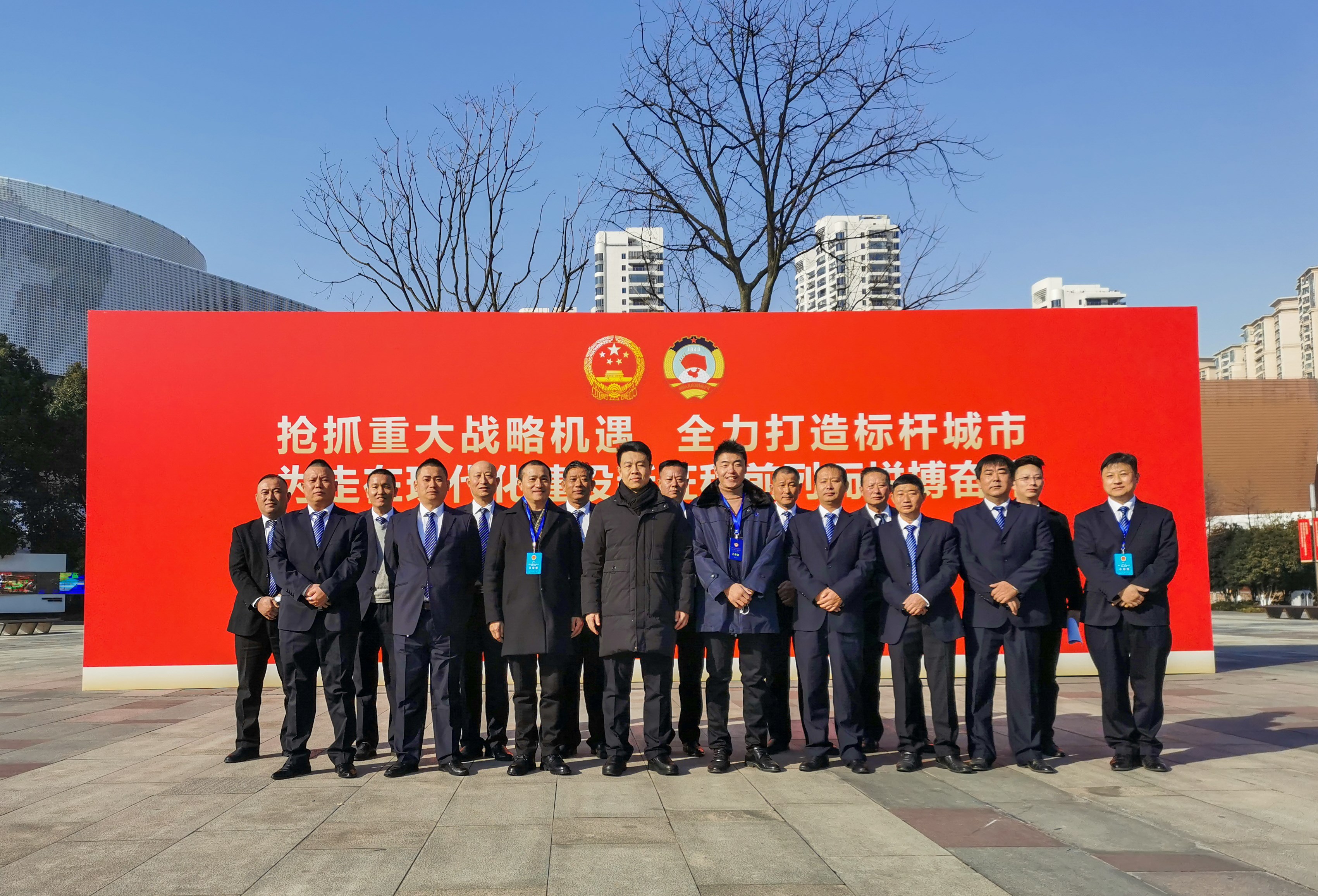 驾驶员合影.jpg 驾驶员合影.jpg