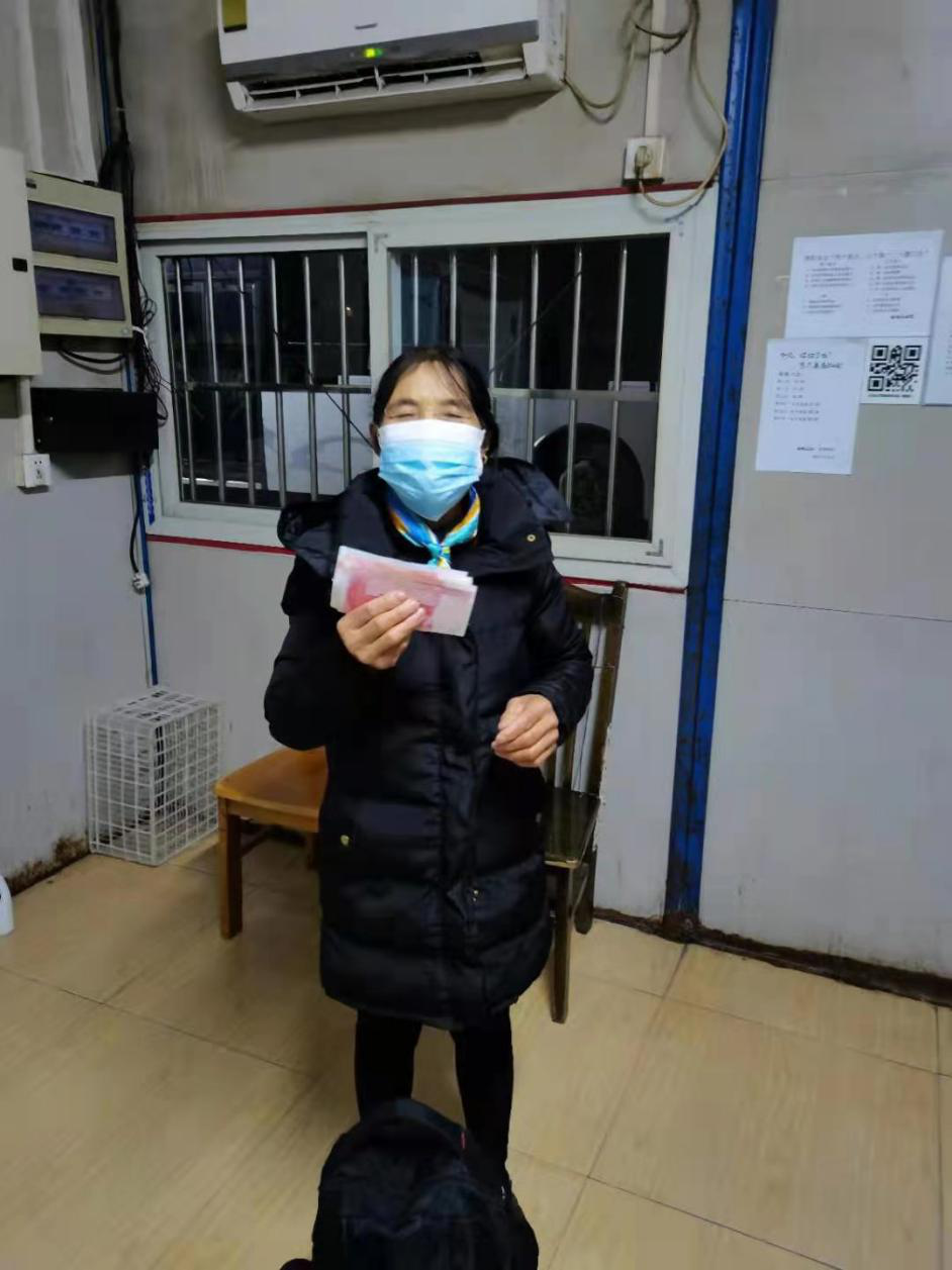 22路驾驶员冯彬捡拾千金返还失主-失主.png 22路驾驶员冯彬捡拾千金返还失主-失主.png