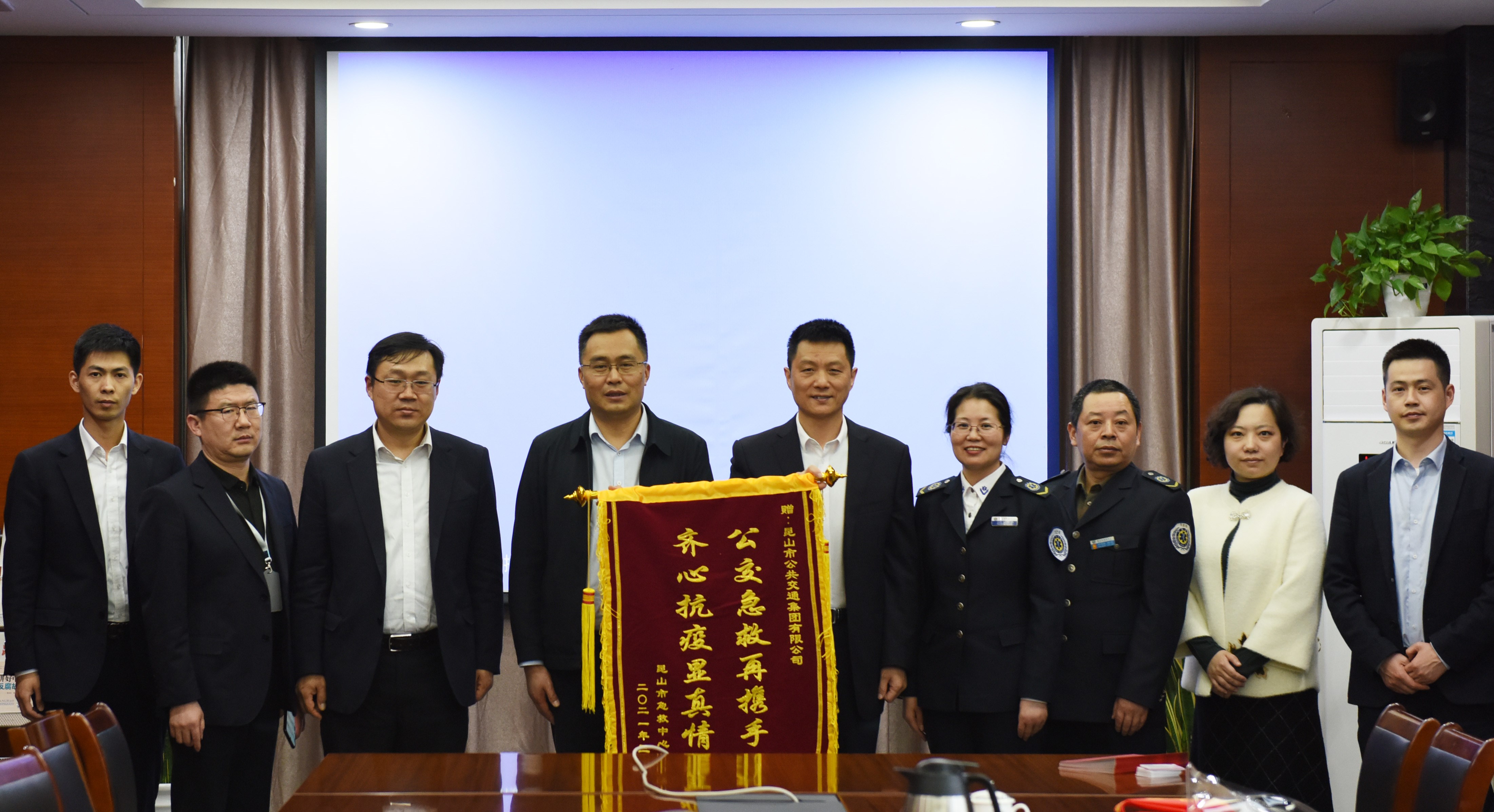 急救中心送锦旗.jpg 急救中心送锦旗.jpg